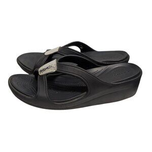 CROCS Sanrah Women’s 10 Silver Hammered Medallion Black Wedge Sandals